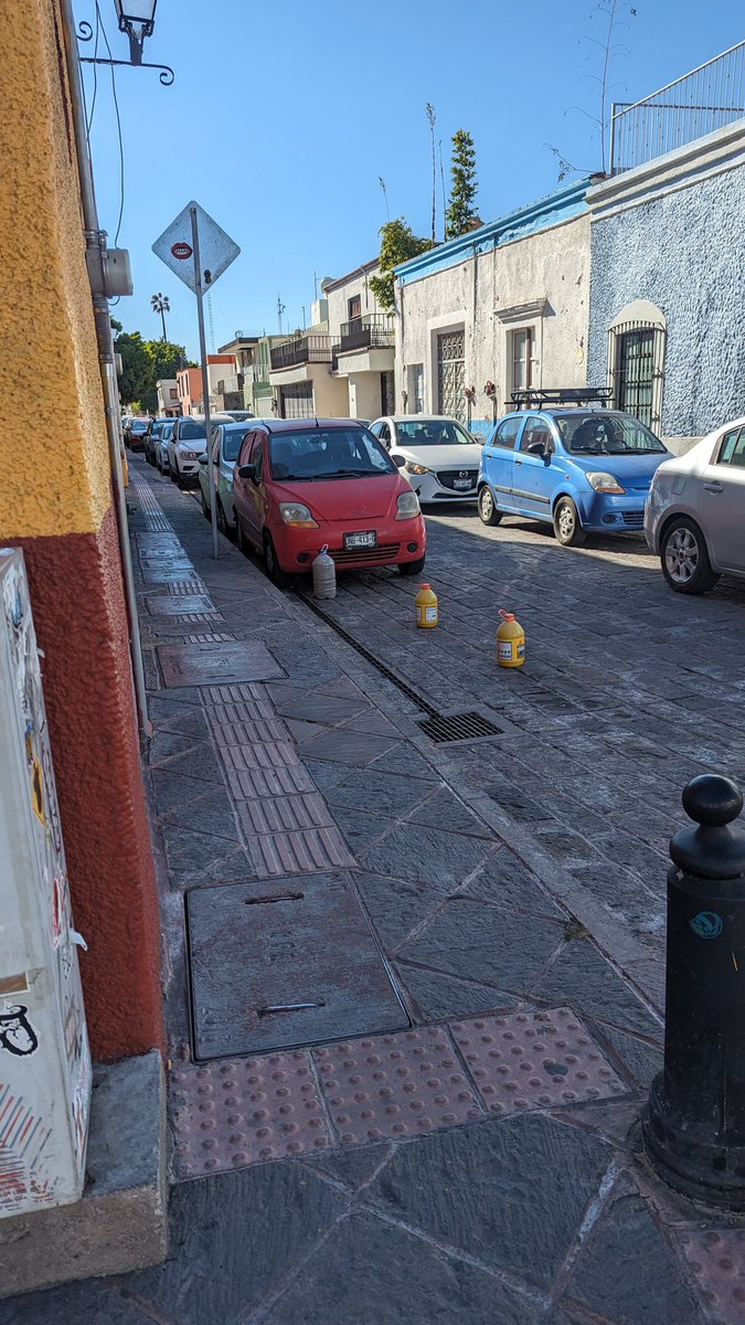 chkko's tweet photo. En Pino Suárez y Ezequiel Montes andan apartando lugares los franeleros , ya van varios días @AMEQueretaro @denunciacdqro @qromunicipio https://t.co/vewtivBq3D