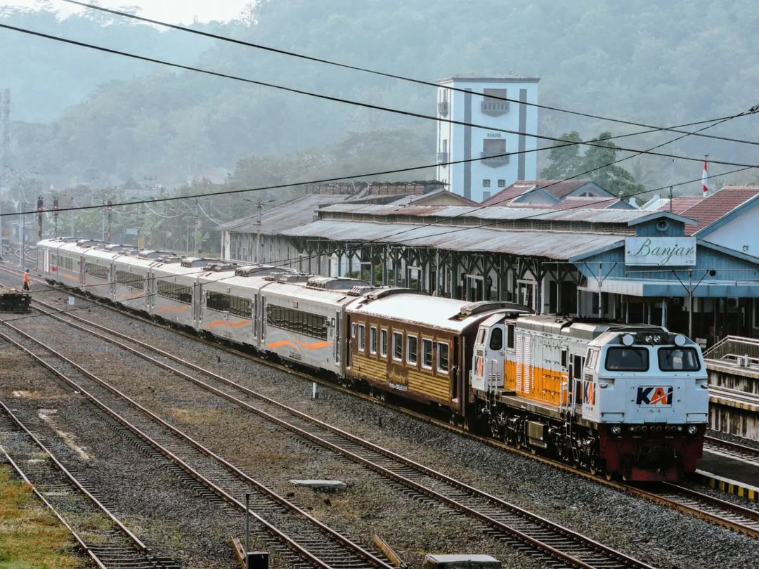 Ternyata puncak sebuah kerinduan itu bukanlah pertemuan, melainkan di saat kita saling mendoakan satu sama lain dan menyerahkan semuanya kepada Tuhan.

Selamat pagi, #SahabatKAI

#KAI121

📸 rony.ramdhani_25 (IG)