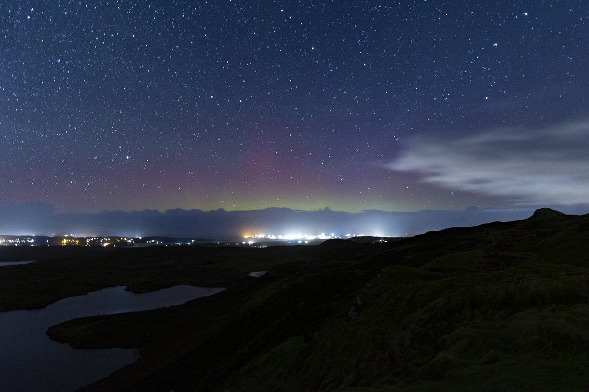 Well, that's the first aurora sighting of 2024. From Lough Salt, Donegal, 🇮🇪 Eventually some gaps appeared on the horizon and the aurora briefly appeared. Here's keeping our fingers crossed for an excellent year ahead of aurora sightings in Donegal and elsewhere in Ireland.
