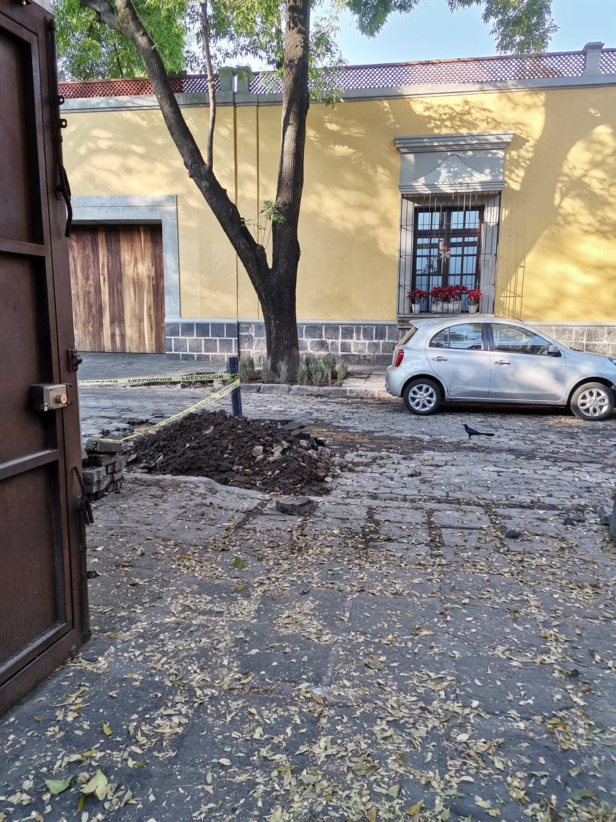 Alexandro_Rc's tweet photo. @Alcaldia_Coy @giogutierrezag @SacmexCDMX en Francisco Sosa según vienen a arreglar fugas de agua, no terminan, se van todos temprano y dejan un desmadre enfrente la salida de mi garage. Tengo una emergencia y no puedo salir por el escombro qué me dejaron. Jamás hacen nada bien https://t.co/HvwloR61UK