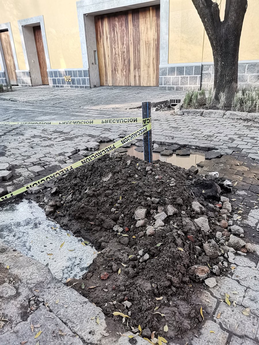 Alexandro_Rc's tweet photo. @Alcaldia_Coy @giogutierrezag @SacmexCDMX en Francisco Sosa según vienen a arreglar fugas de agua, no terminan, se van todos temprano y dejan un desmadre enfrente la salida de mi garage. Tengo una emergencia y no puedo salir por el escombro qué me dejaron. Jamás hacen nada bien https://t.co/HvwloR61UK