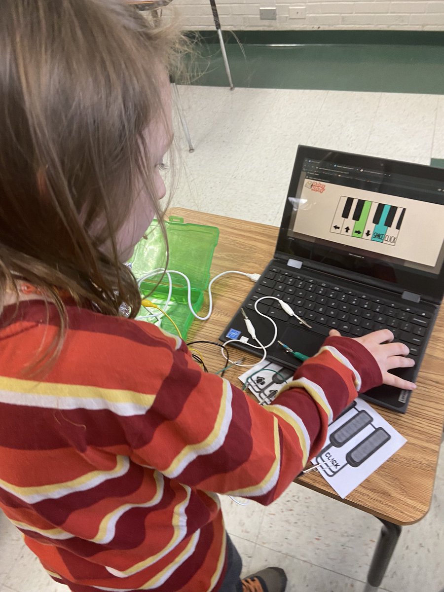 Zannetechnology's tweet photo. Grade 5 Ss started this week creating #music and learning simple #circuits in the #STEAM #STEM lab @makeymakey https://t.co/wDh4Bpx6cp