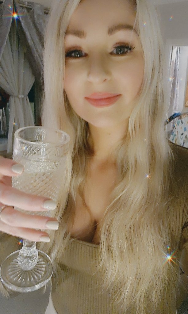 Chantel_CooperC's tweet photo. #NewYear 🥂🍾✨️ https://t.co/bBDEpnQsnm