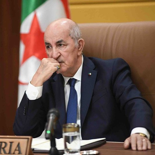 MoroccoIntel's tweet photo. 🇲🇦🇩🇿| En réaction au ralliement des pays sahéliens et de l'AES à l'initiative atlantique promue par le Maroc, l'Algérie sanctionne le Mali 🇲🇱, le Niger 🇳🇪, le Burkina Faso 🇧🇫, la Guinée 🇬🇳 et la Mauritanie 🇲🇷en annonçant la clôture de comptes de prêts destinés à ces pays.

La parution dans le journal officiel algérien mentionne le Burkina Faso 🇧🇫 sous le nom de Haute Volta, appellation héritée de la colonisation.