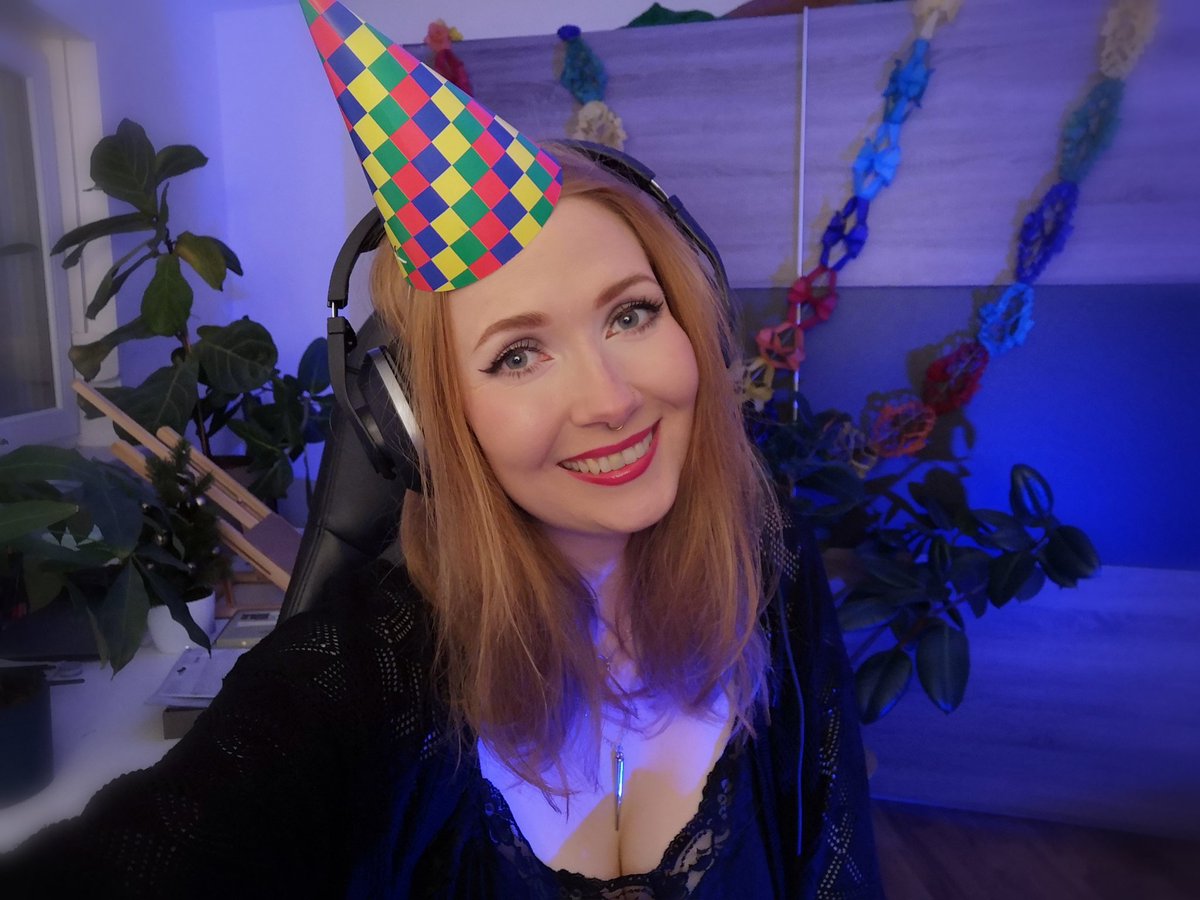 FeelsBirthdayMan 🎂

Live mit Dota und Partyhut!
Kommt vorbei: Twitch.tv/snowfox