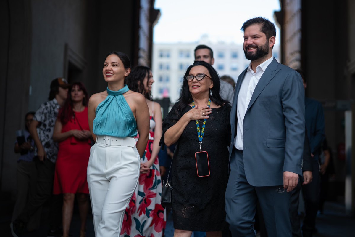 GabrielBoric's tweet photo. Comenzó Teatro a Mil y estará presente en 43 comunas de Chile. En el Día del Teatro inicia también este importante Festival Internacional de Artes Escénicas, que por más de 30 años ha llevado las artes y la cultura a diferentes rincones del país.

La cultura es clave para nuestro desarrollo. Es por eso que junto a la ministra @_CaroArredondo seguimos trabajando intensamente por fortalecerla!