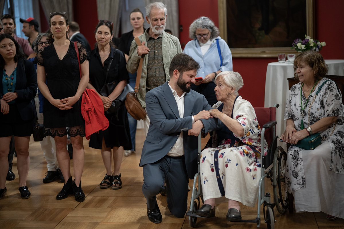 GabrielBoric's tweet photo. Comenzó Teatro a Mil y estará presente en 43 comunas de Chile. En el Día del Teatro inicia también este importante Festival Internacional de Artes Escénicas, que por más de 30 años ha llevado las artes y la cultura a diferentes rincones del país.

La cultura es clave para nuestro desarrollo. Es por eso que junto a la ministra @_CaroArredondo seguimos trabajando intensamente por fortalecerla!