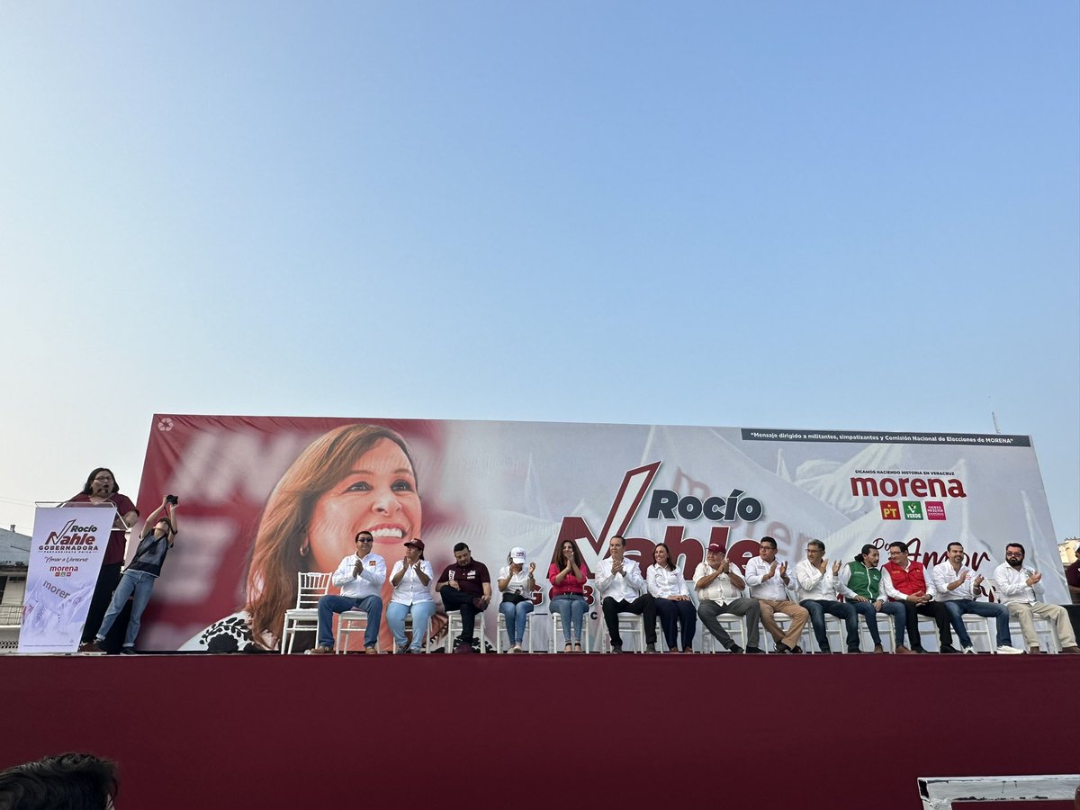 ___mariotorres's tweet photo. "Hoy estamos aquí frente a la precandidatura de una de las mujeres más importantes de la cuarta transformación, Rocío representa esa lucha que la izquierda ha dado desde hace mucho tiempo para mejorar la vida de la gente, Rocío representa la historia de nuestro movimiento, porque ella fue una de las primeras diputadas federales, ella fue la coordinadora del primer grupo parlamentario de Morena y quienes hemos sido legisladores sabemos lo que esto significa hoy en 2024. Podemos decir que Morena es mayoría en el Senado y que nuestro movimiento no le ha fallado a la gente, por lo que Rocío Nahle arrasará en la próxima elección de la gubernatura en Veracruz" - Citlalli Hernández Mora - Secretaria General del Comité Nacional de Morena

¡En Veracruz es tiempo de mujeres transformadoras!

Con militantes y simpatizantes de nuestro movimiento, se inició la precampaña en #Coatzacoalcos junto a Rocío Nahle, precandidata única de la coalición #SigamosHaciendoHistoriaEnVeracruz por la gubernatura del Estado.

Vamos a darle continuidad a la #CuartaTransformación #PorAmorAVeracruz
#ContinuidadConCambio
#UnidadyOrganización
#SóloVeracruzEsBello
#Veracruz4T

@rocionahle 
@CitlaHM 
@PerezAstorgaE 
@EstebanRZepeta 
@JJavierGCazarin 
@TaniaCruz_D11 
@ManuelHuertaLdG 
@AmadoCruz 
@ZenyazenEscobar 
@DorhenyCayetano 
@RosalbaVCruz 
@espejohernandez 
@PaolaTenorioA 
@clautee