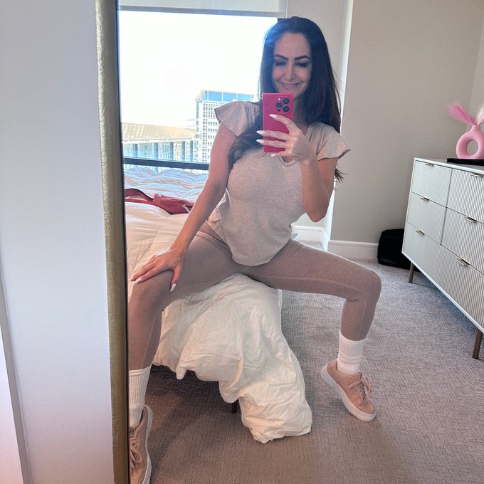 Mirrors &mdash; because not every friend is photo trained. https://t.co/ruL9Oddox5<a href="/tag/mondaynightraw"class="tags"><span>#mondaynightraw</span></a>