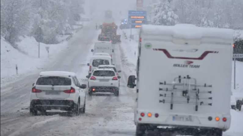 ❄️ En invierno, es clave recordar cómo enfrentar una nevada al volante. ¡Apunta! 👇

ℹ La <a href="/DGTes/">Dir. Gral. Tráfico</a> aconseja encender luces, reducir velocidad y aumentar distancia de seguridad. Si quedas atrapado, mantén la calma, llama a emergencias y señaliza tu posición.
20minutos.es/motor/actualid…