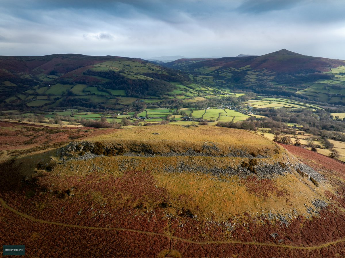 thorneh's tweet photo. One final picture of the Welsh "Crug Hywel" hillfort on Table Mountain in Bannau Brycheiniog, this time with Sugarloaf mountain behind. (I will put the video of our walk up there to take these shots in the comments.) #hillfortswednesday https://t.co/9u2EpFMnYd