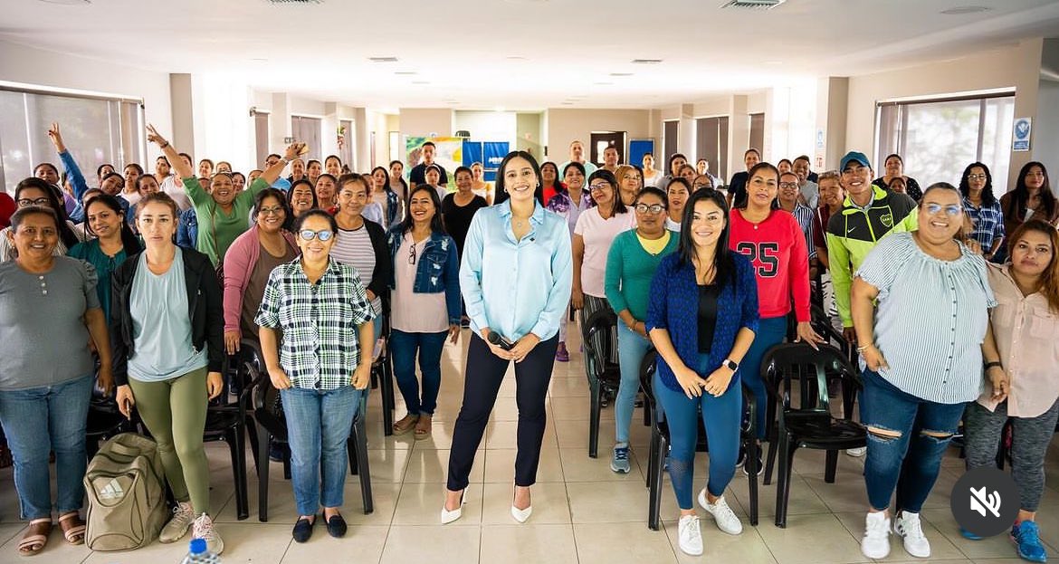 IntriagoMiranda's tweet photo. 📍En #Manta la Unidad de Articulación Territorial, articula taller con Fundaciones e instituciones públicas, con el propósito de fortalecer los conocimientos técnicos al equipo del Servicio Creciendo Con Nuestros Hijos, en beneficio de los grupos prioritarios.👨‍👩‍👧‍👦 
#ElNuevoEcuador https://t.co/AFlTFONatO