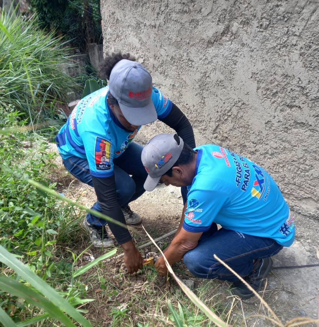 hidroven_ve's tweet photo. #Brippas reparó tubería e instaló  una junta dresser, para atender a 35 familias en caucaguita del municipio Sucre, el Gobierno Bolivariano trabaja de la mano con el Poder Popular a través de la @VenAppSocial herramienta creada por nuestro Presidente @nicolasmaduro 
@RMarcoTorres https://t.co/XJYELm84nM