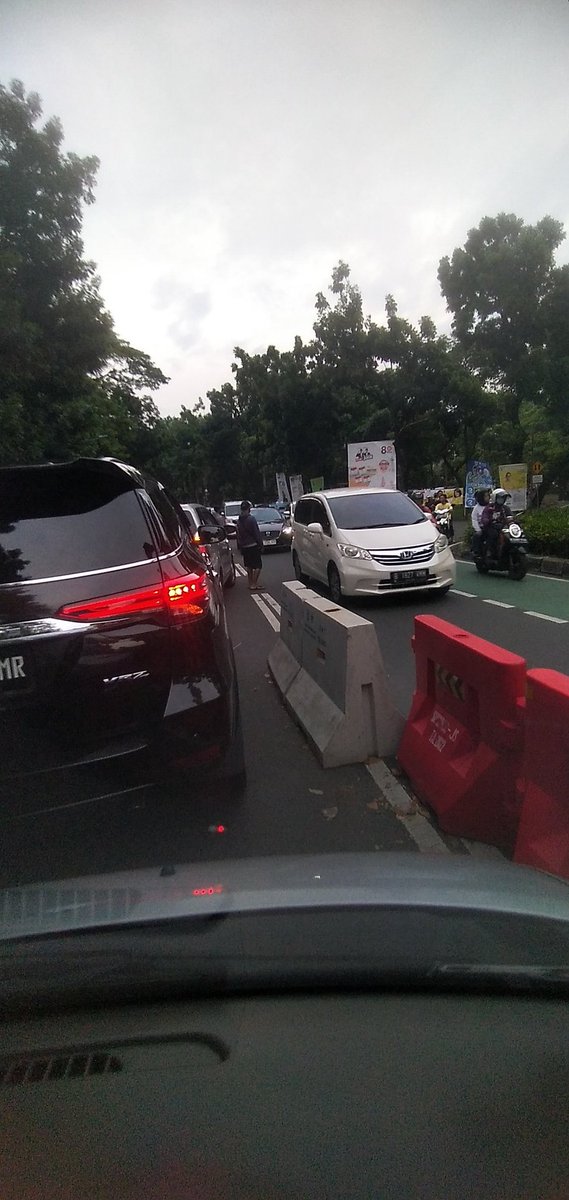 TitoLaks's tweet photo. Jl. Pakubuwono ke Pati Unus, Jaksel sebetulnya boleh belok kanan ngga ya? Kok ada barrier dilengkapi pak ogah? Petugas aslinya kemana? @RadioElshinta @TMCPoldaMetro https://t.co/cSEjslQ60A