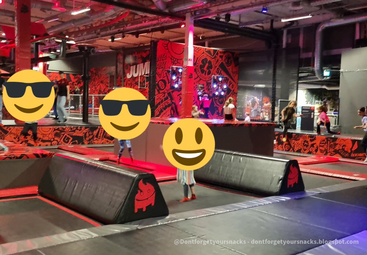 Great place to play when the weather gets chilly and #kids have lots of energy! dontforgetyoursnacks.blogspot.com/2022/11/jumpya… #trampoline #momlife #indoorplay #Stockholm #Sweden #Swedish @visitstockholm