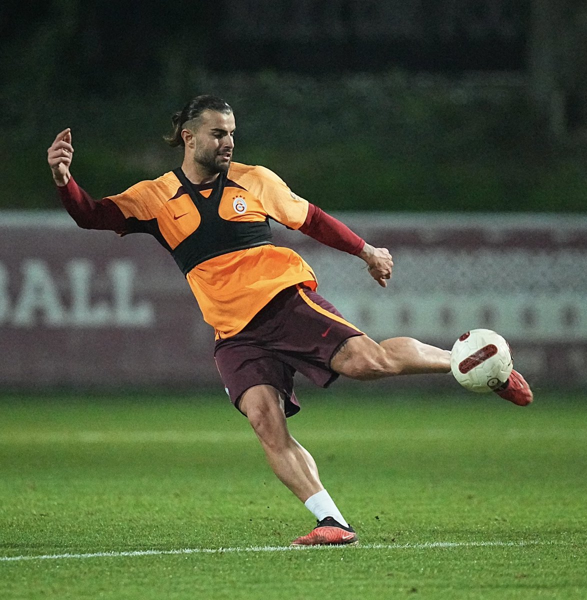 GalatasaraySK's tweet photo. 🦁 Aslanlarımız, Trendyol Süper Lig’in 19. haftasında Tümosan Konyaspor ile yapacağı karşılaşmanın hazırlıklarına bugün Florya Metin Oktay Tesisleri’nde yaptığı antrenmanla başladı. 💪 #GSvKNY https://t.co/oXpaiiDin9