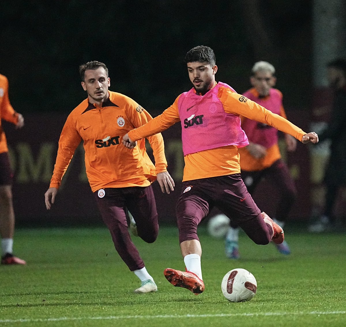 GalatasaraySK's tweet photo. 🦁 Aslanlarımız, Trendyol Süper Lig’in 19. haftasında Tümosan Konyaspor ile yapacağı karşılaşmanın hazırlıklarına bugün Florya Metin Oktay Tesisleri’nde yaptığı antrenmanla başladı. 💪 #GSvKNY https://t.co/oXpaiiDin9