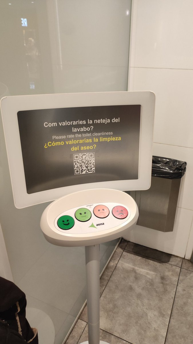no puedo explicar la vergüenza ajena que me da cuando veo a algún pánfilo salir del baño y darle a la carita roja