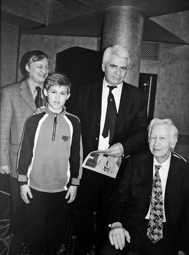 Future World Champion Magnus Carlsen, photographed with 3 previous holders of the title - Anatoly Karpov, Boris Spassky & Vasily Smyslov.
Pictured, presumably, during the Moscow Aeroflot Open, Feb. 2004.
(📷via the #chess museum in the Central House of Chessplayers, Moscow.)