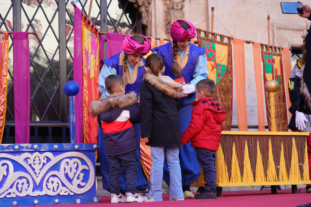 ajuntpalma's tweet photo. ✨ Un dia ben especial! Aquí teniu les imatges més especials de l'arribada dels Patges Reials a la Plaça de Cort, amb Maria Bimbolles. ✨ https://t.co/JNEzeCj2L4