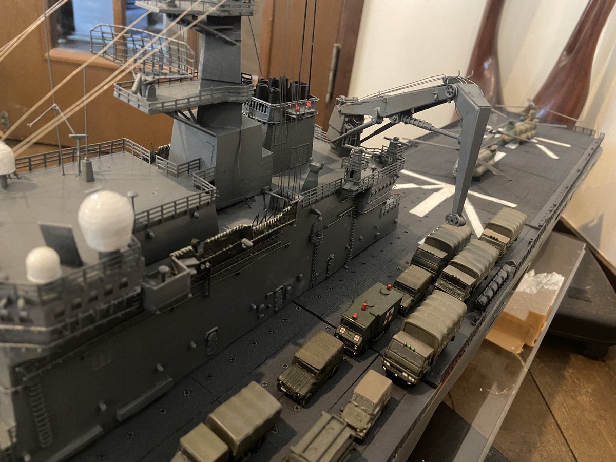 144_JSDF's tweet photo. 【こだわりポイントまとめ（おおすみ）】

144おおすみ型輸送艦が一区切りついたので
特にこだわったポイントをまとめてみました。

もし実物をご覧いただけることがあれば、
ここでまとめた辺りを特にみていただけると嬉しいです。

#144おおすみ型輸送艦　のタグに製作時の悲喜交々が書いてます。😂 https://t.co/dOoxKulpkb