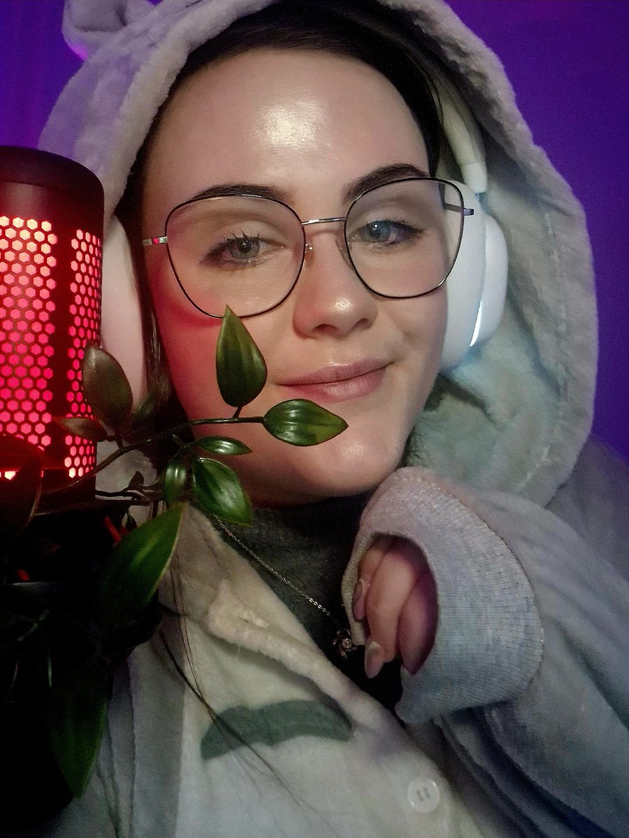 JennyLecter's tweet photo. Going live on twitch soon! Get ya booties ready!! https://t.co/NDfmydOsY0 #TwitchStreamers #affiliate #Overwatch2 https://t.co/NoxkkDOcGX