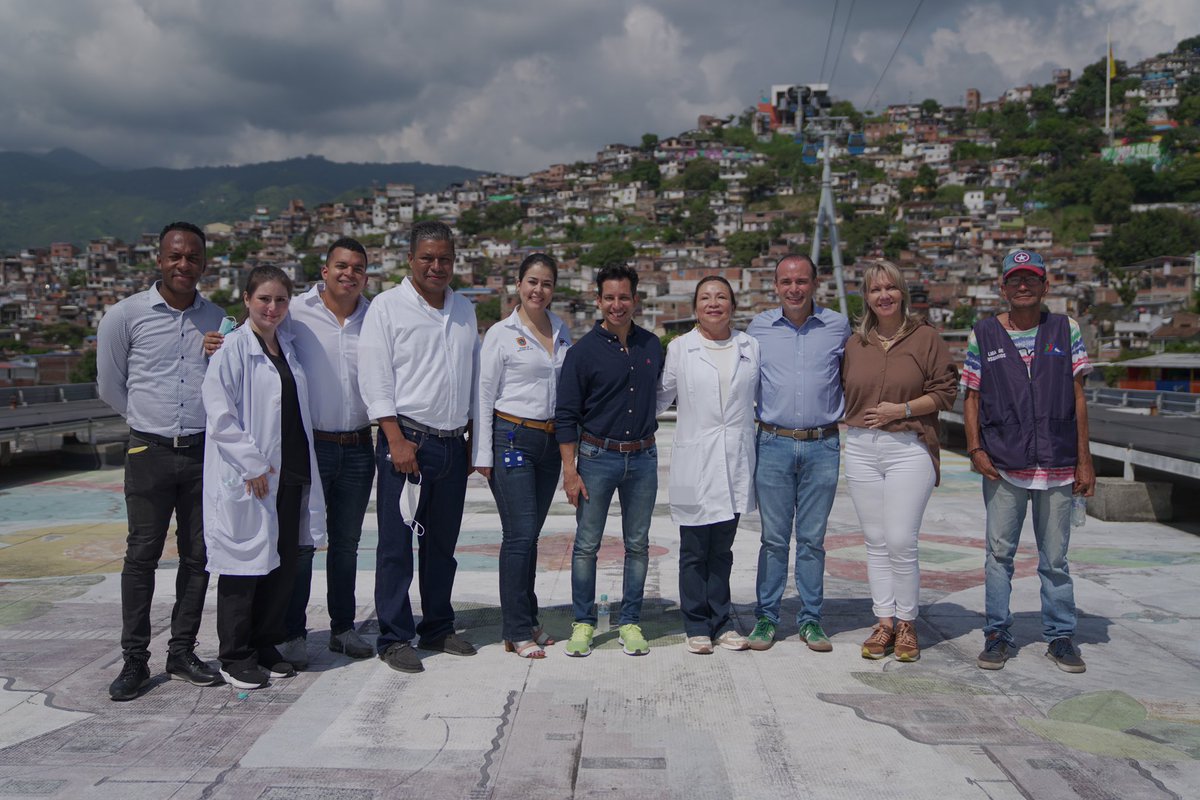 La segunda visita fue al Hospital Siglo XXl de Siloé, IPS de la Red Salud Ladera. Junto al secretario de salud Germán Escobar estuvimos escuchando las necesidades que tiene el personal salud, y las condiciones en la que está operando el centro. 

Vamos mejorar el servicio de