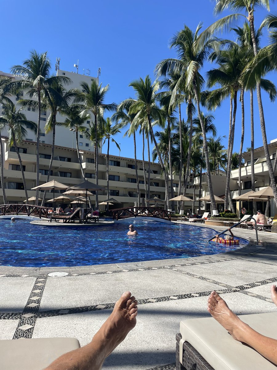 RickStratton71's tweet image. Chilling by the pool