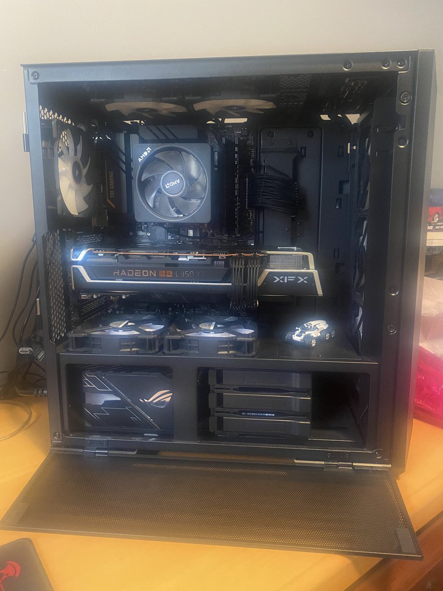 DDesfos's tweet photo. @JayzTwoCents Ryzen 7 5800X, RX6950 XT https://t.co/UBWRYFqXT6