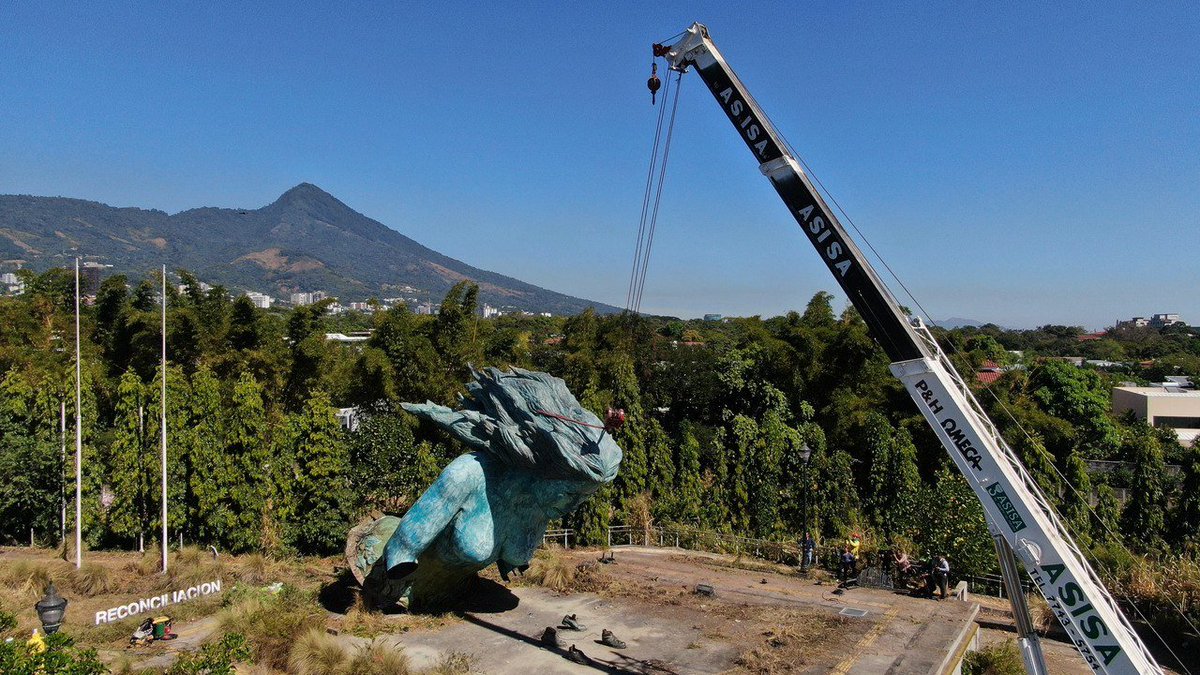 elsalvador's tweet photo. #DePaís Así fue el momento en el que fue demolido el monumento a la Reconciliación, que estaba ubicado en el derecho de vía del bulevar Monseñor Óscar Arnulfo Romero. Fotos: David Martínez/#DiarioES https://t.co/ZrYv3jBqyv
