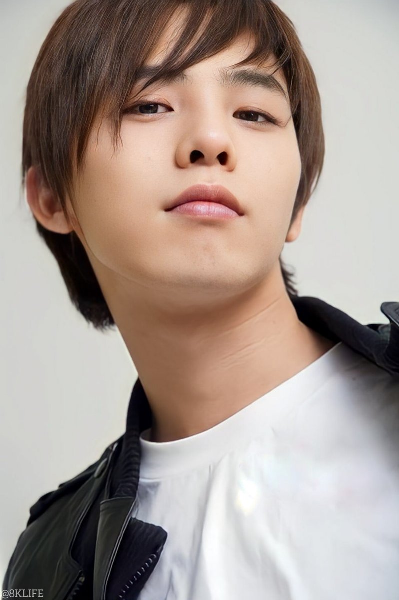 8KLIFE's tweet photo. 18 years old G-Dragon telling fans in 2006: "Even though I worked hard from time to time, my boss and people around me always said I wasn’t good enough... it hurt my heart and I fell into depression" 

He added, "What gave me strength when I was depressed were the fan letters my fans sent me. I saw myself crying while reading each fan letter and thought" & "I am who I am today because of my fans"