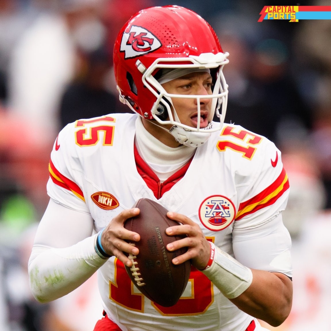 CapitalSportsFm's tweet photo. NO JUGARÁ LA ÚLTIMA SEMANA ❌

Los Chiefs le darán descanso a Patrick Mahomes, no jugará en el partido de esta semana al tener asegurado el tercer puesto de la AFC.

Kansas enfrentará el domingo a los Chargers en el Sofi Stadium 🏈

#PatrickMahomes #ChiefsKingdom #KansasCity #NFL https://t.co/eLYnba8YcD