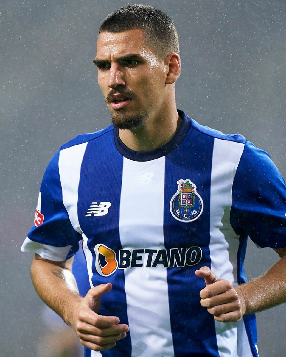 O lateral esquerdo João Mendes foi promovido em definitivo à equipa principal do Porto.