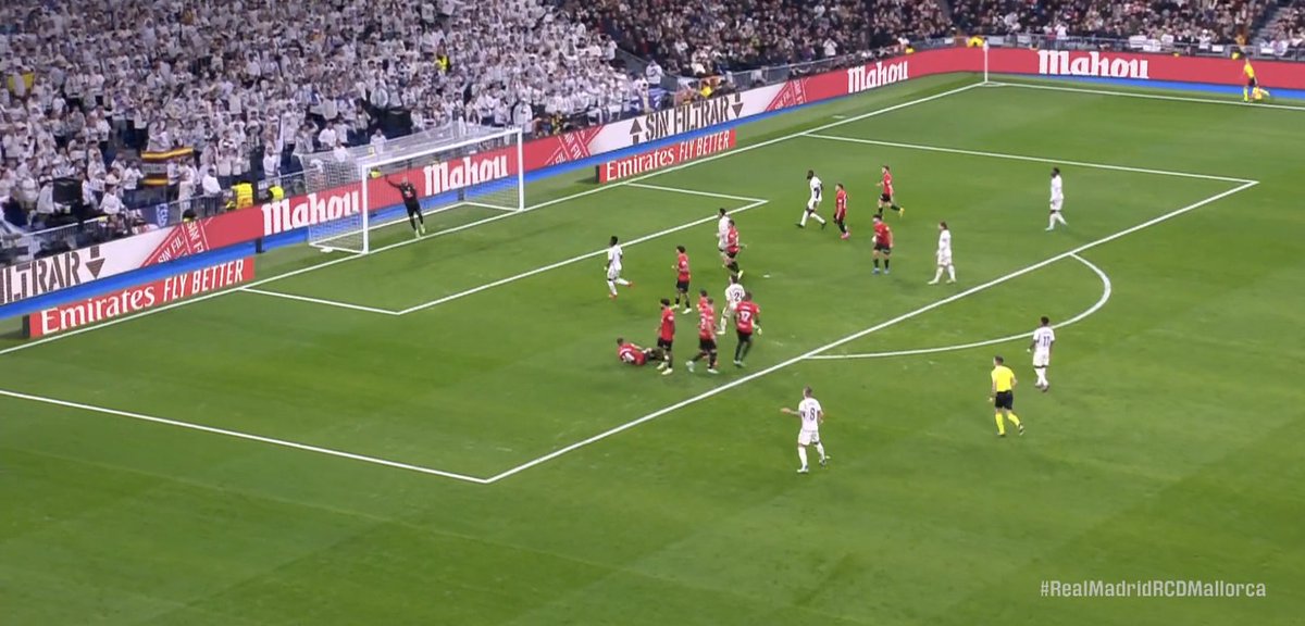 📸 - Kroos tries a free kick but it's just off target.