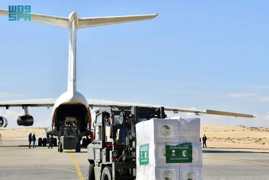 Azeezign's tweet photo. جانب الخير والمحبة والوفاء | 
من صور وصول الطائرة رقم 36 من الشعب السعودي من مركز الملك سلمان للإغاثة إلى أحضان غزة 🫶🇸🇦💚🇵🇸 https://t.co/Eqr5VegM2D