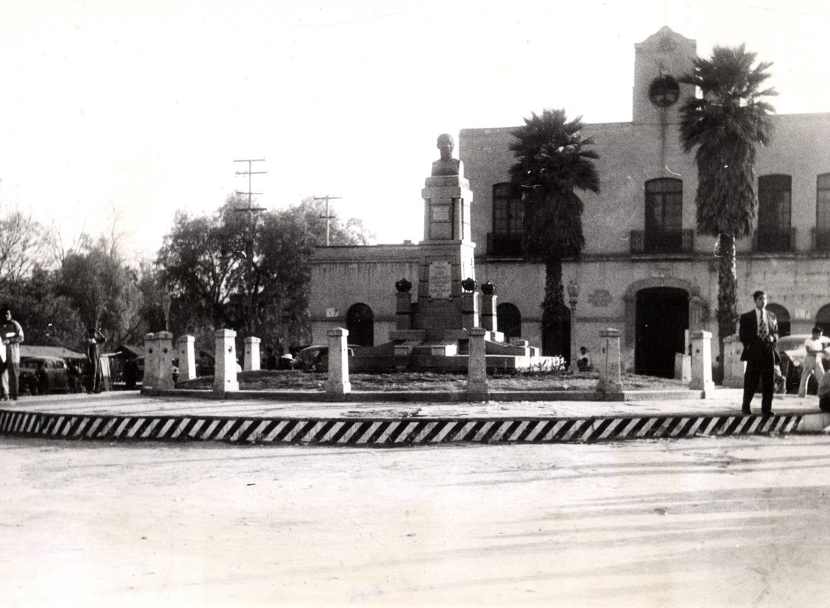 cdmexeneltiempo's tweet photo. El antiguo palacio municipal de Tacuba y el monumento a Felipe Carrillo Puerto, ubicado en la Calzada México-Tacuba, hacia 1950: https://t.co/4MsFql5K5P