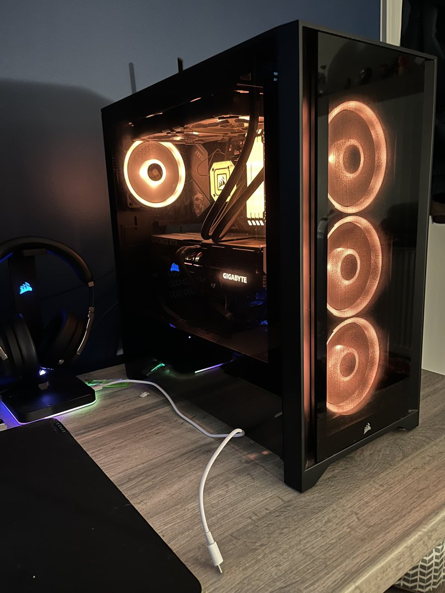 jammy_buggar's tweet photo. @JayzTwoCents Desk is just some kitchen countertop with some legs https://t.co/0kqqvz5Hcu