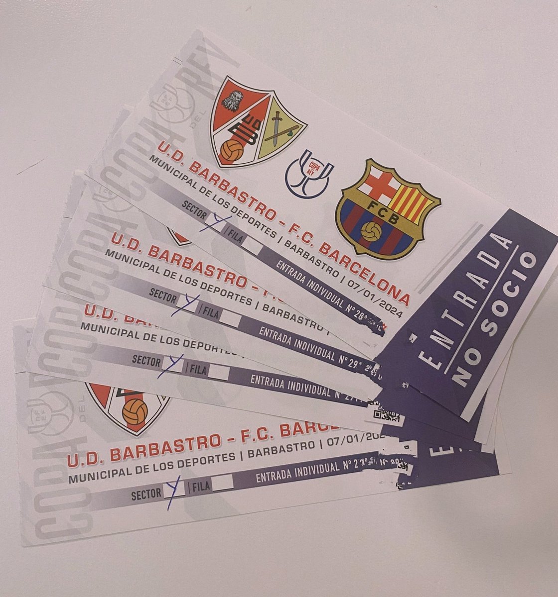 📢

Los 🫅🏼🫅🏻🫅🏾 nos acaban de informar que, en la noche de reyes, 2 packs de 2 entradas nos serán entregados para ser sorteados.

Para optar a ello solo debéis:
1. Seguir a <a href="/UD_Barbastro/">U.D. Barbastro</a> 
2. Retweetear este post

<a href="/UD_Barbastro/">U.D. Barbastro</a> 🆚 <a href="/FCBarcelona/">FC Barcelona</a>

#LaCopaMola
#AupaUnión❤️🤍
