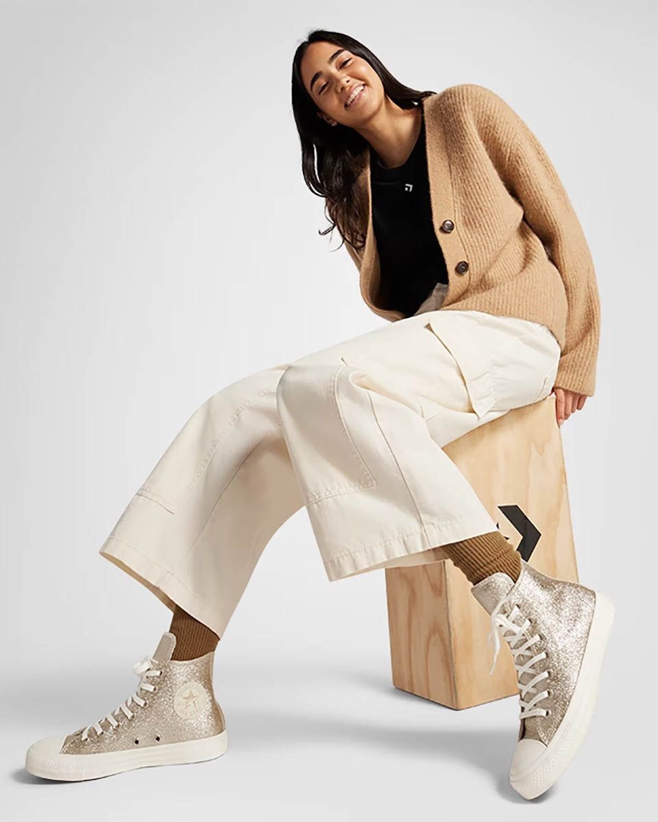 Estas son las @converse más radiantes que vas a llevar. Pasan las fiestas, pero siguen viviendo en ti ✨

#converse #chucktaylor #allstar #sparkleparty #chucks #sneakers