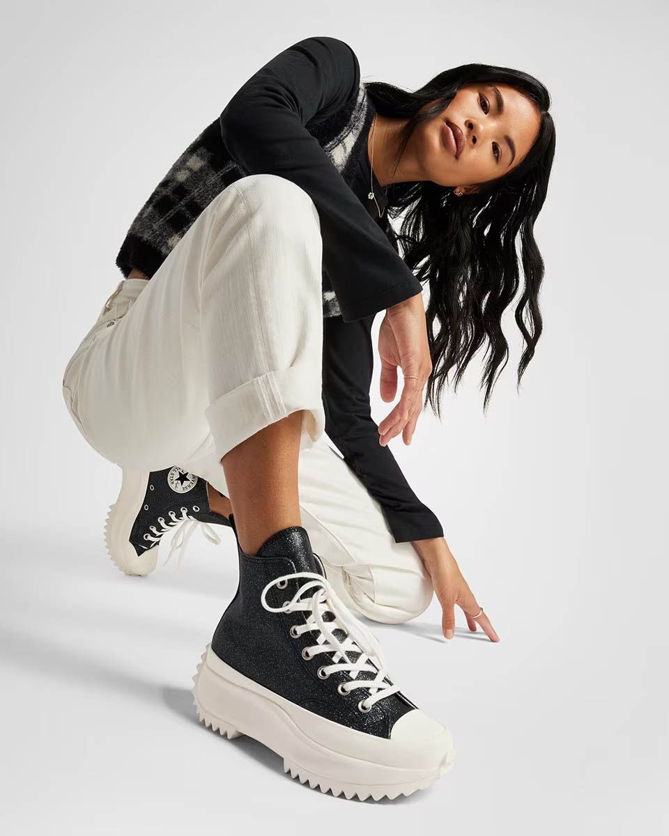 Sportown's tweet photo. Estas son las @converse más radiantes que vas a llevar. Pasan las fiestas, pero siguen viviendo en ti ✨

#converse #chucktaylor #allstar #sparkleparty #chucks #sneakers https://t.co/jkbUs5CyD5