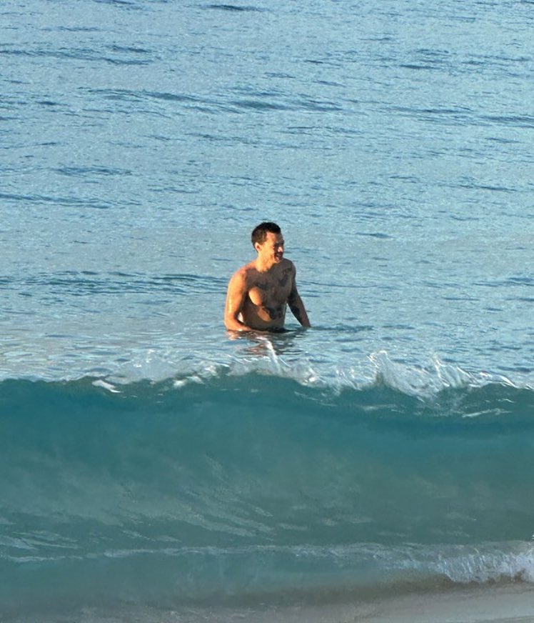 369gallery's tweet image. meu senhor que homem