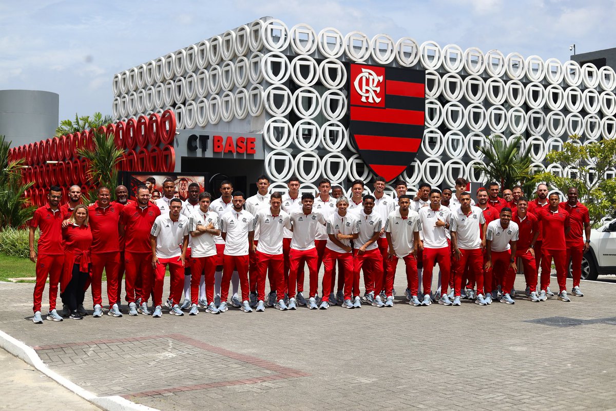 Partiu Copinha! 🔴⚫️

Após treino no Ninho do Urubu, os #GarotosDoNinho viajaram na tarde desta quarta (3) para Osasco, onde fica a sede do Mengão na Copa São Paulo de Futebol Júnior! O Rubro-Negro estreia pelo Grupo 19 na sexta (5), às 17h30, contra o São José-RS, com