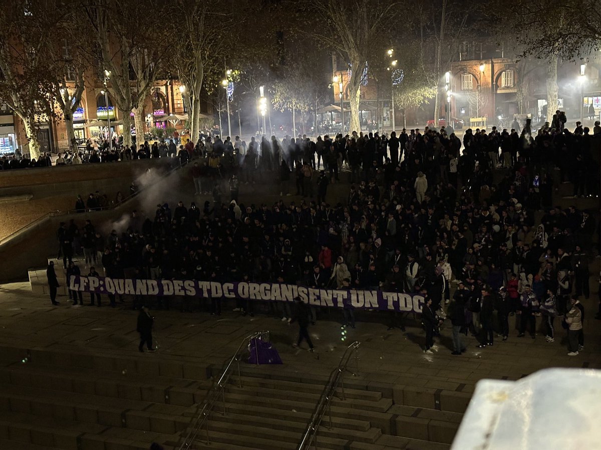 ActuL1_'s tweet photo. Une banderole des supporters toulousains 🤯

« LFP : quand des TDC organisent un TDC » https://t.co/wmCpP2J88o