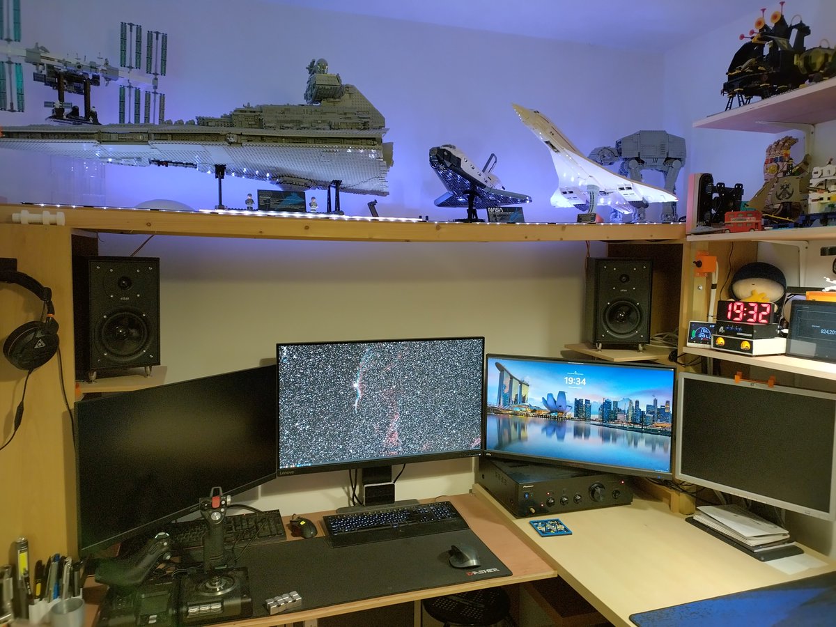 pdude_82's tweet photo. @JayzTwoCents Game rig is in the living room downstairs for VR with cabling running upstairs so I can game at my desk. Pretty happy with my cable tidying 🤔 https://t.co/Qpydm6zlDx