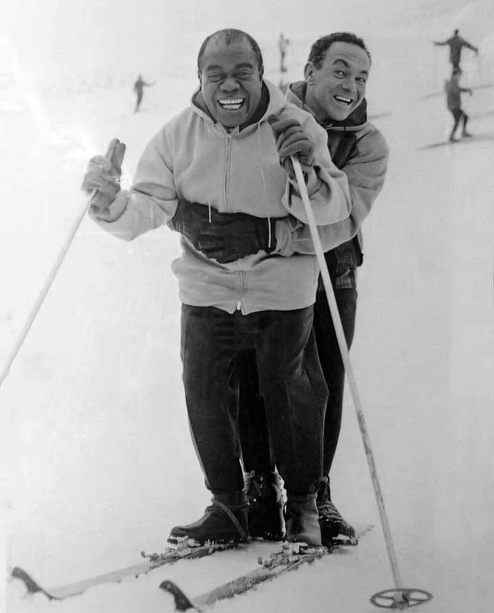 JazzRadioNow's tweet photo. Vintage skiing! Louis Armstrong and Jack Carter seem to enjoy themselves in the winter wonderland.

https://t.co/yEz1zODmeI

•

#LouisArmstrong #Satchmo #JazzLegends #JazzClassics #TimelessJazz #JazzPhotos #InternetRadio #JazzMusic #JazzRadio #Jazz https://t.co/WZa4nqtpDN