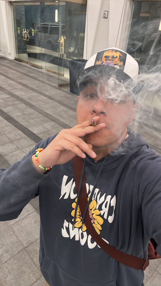 ApeGeneral_'s tweet image. GM 

Hat - @TheGardensNFT 
Hoodie - @Goonz_World 
Bracelet- @PetalHeadz 
Weed - @RebudOfficial 
Tray -@kreepyclub 
Hotel - @fblasvegas 
Vibes - Priceless