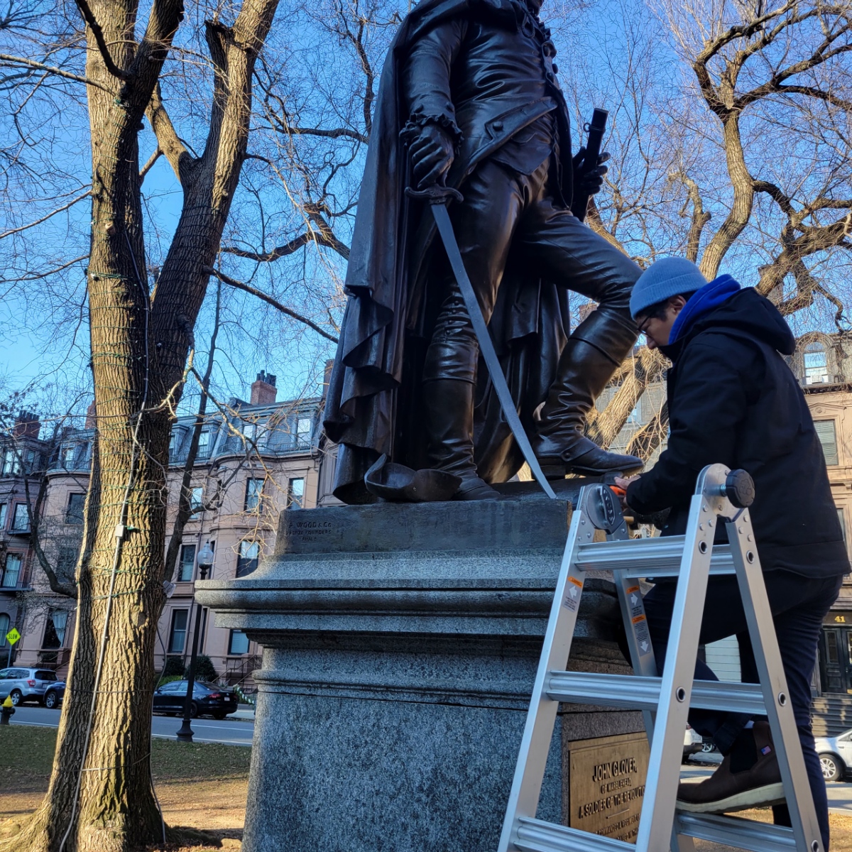 FOPG's tweet photo. #FriendsAtWork Our sculpture care team is always ready to quickly remedy issues in your parks... even the more unique ones! Conservators at Daedalus were out on the Mall today working to replace John Glovers sword. We anticipate a new cast will be installed by Friday. https://t.co/Lbv4ULpRgy