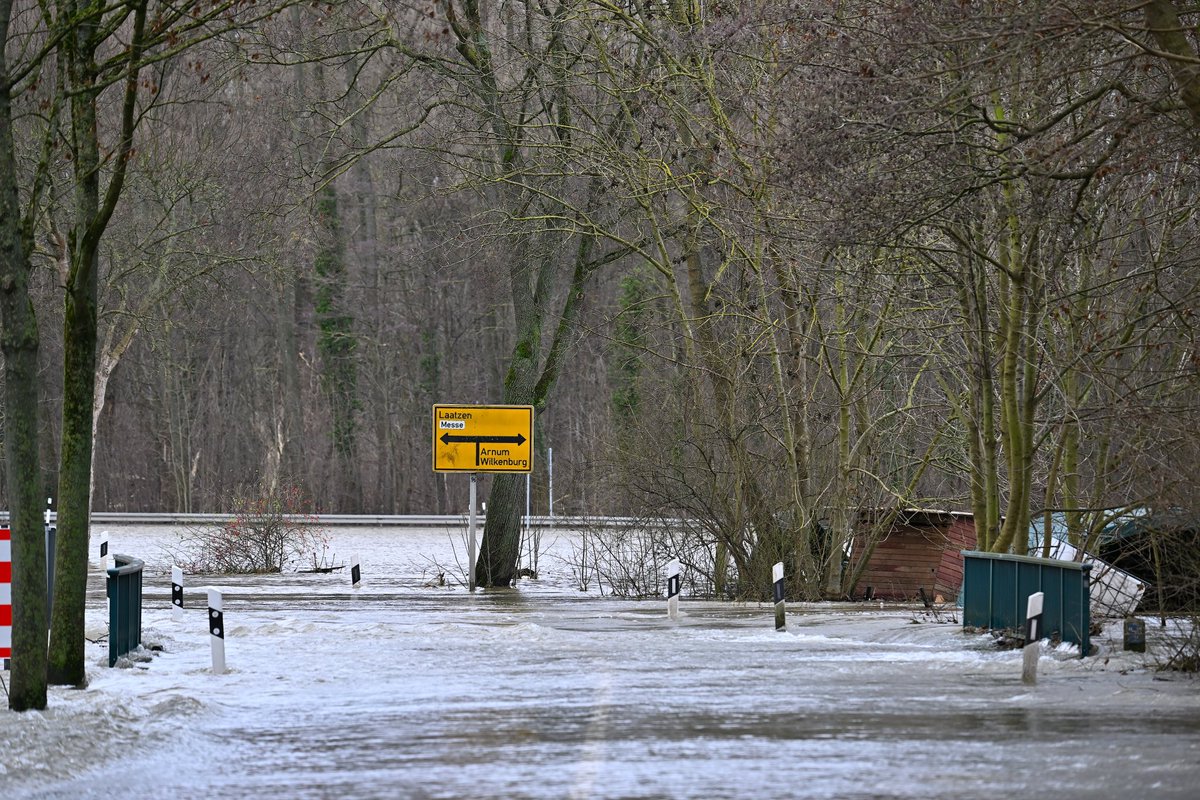 hannoverfotogr1's tweet photo. #Hochwasserlage bei #Hemmingen. Die Einwohner*innen werden weiterhin dringend gebeten, gesperrte Bereiche und insbesondere #Deiche nicht zu betreten❗️Die #Strömung ist stark und die Deiche drohen durch das dauerhaft stehende #Wasser zu brechen.

#Niedersachsen https://t.co/5wHHlRpD4d
