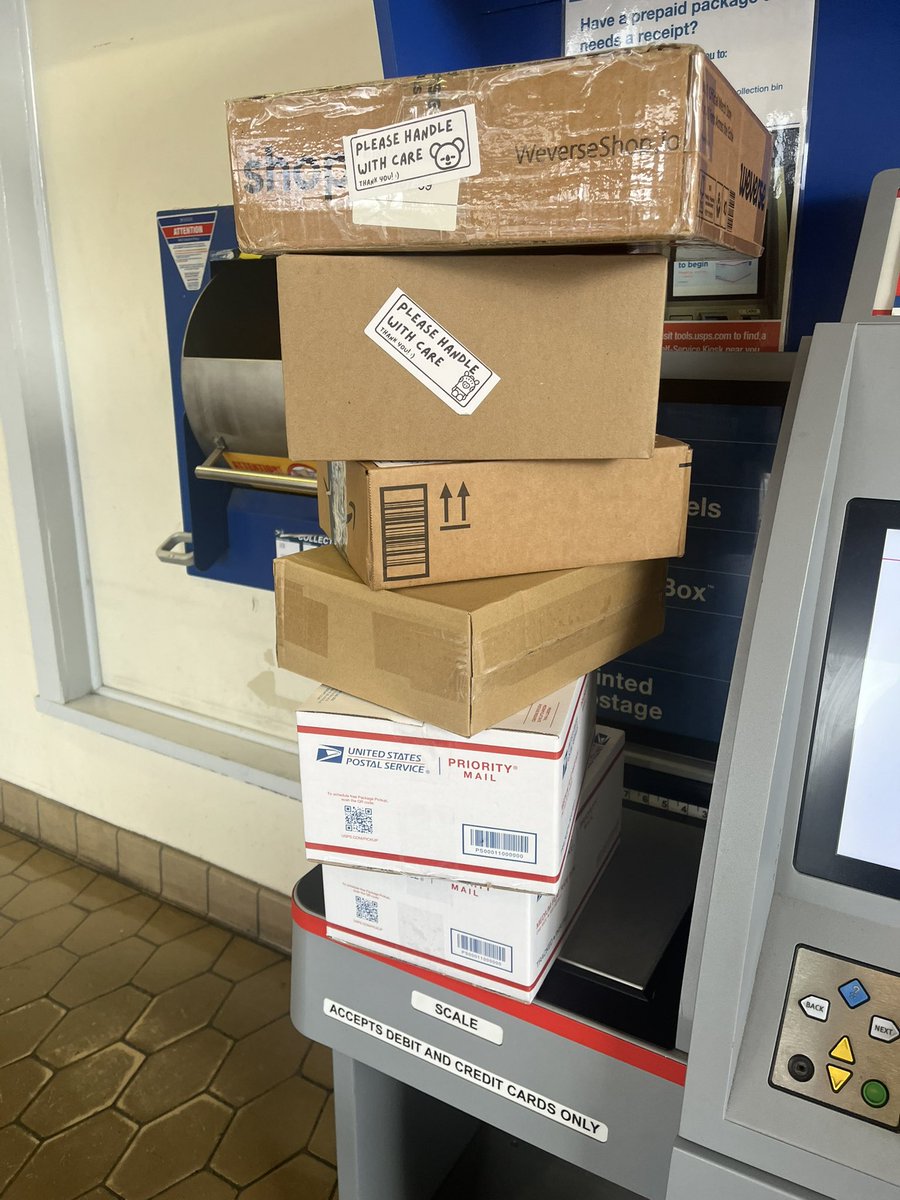 yoongombells's tweet photo. all paid packages are shipped out!!! :P if you haven't received ur tracking in your email yet please dm me!

there are a few packages i still have that weren't paid for - i will be reaching out to these ppl when i get back on my trip :-))

happy new year friends!! 💗 https://t.co/Nd3FkWy94V