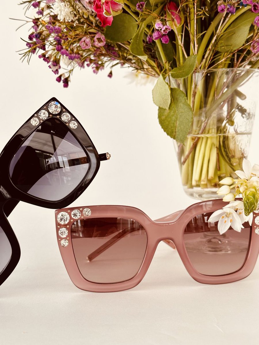 PerezSetienOp's tweet photo. 👓 🕶
Las gafas #CarolinaHerrera son una elección elegante y sofisticada que refleje su #estilo refinado y contemporáneo.
💎
#regalamoda #regalasalud #regaloreyes
#gafasdesol #moda2024 #tendencias #diseño
#modamujer #gafasmujer
#gafasCH
las tienes en #OpticasPerezSetien https://t.co/B4LwgJ77S2